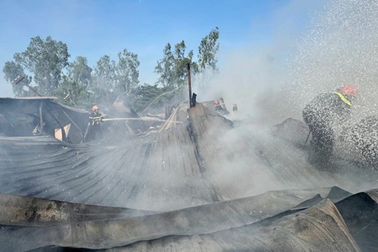 Cháy lớn kho phế liệu ở An Giang