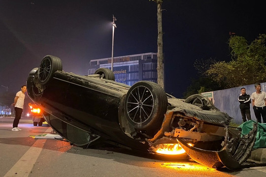 Ô tô Mercedes nằm 'phơi bụng' trên đường phố Hà Nội