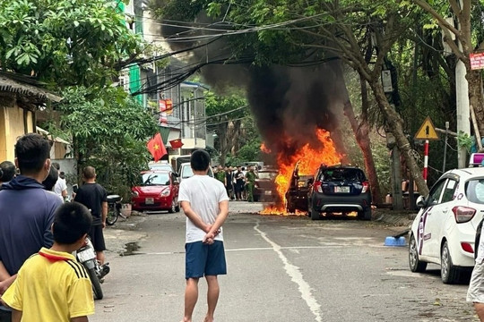 Xế hộp BMW bốc cháy ngùn ngụt giữa trưa ở Hà Nội