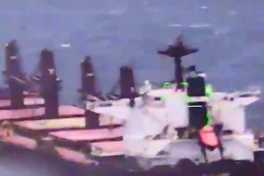 Khoảnh khắc UAV Houthi lao vào tàu chở hàng ở Biển Đỏ