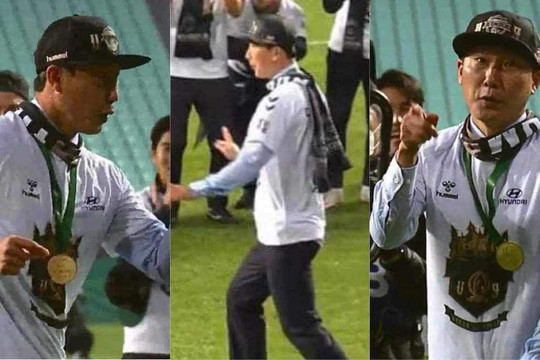 Huấn luyện viên Kim Sang Sik thích nhảy và đọc rap