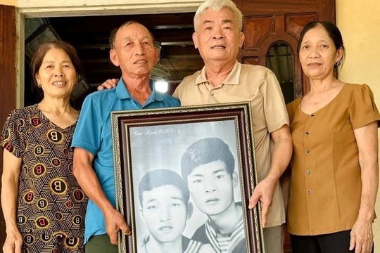 49 năm xa cách, 2 cựu binh vỡ òa cảm xúc vì tìm thấy nhau trên Facebook