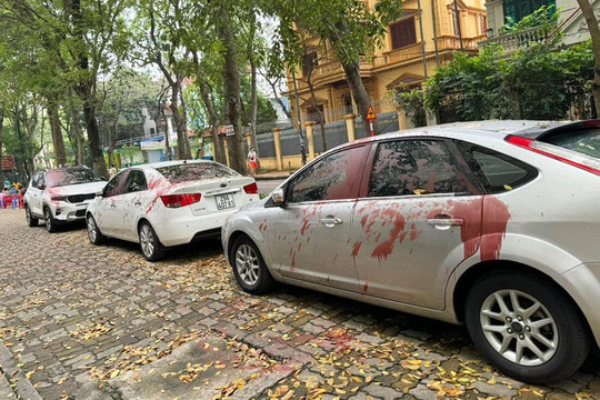 Tạm giữ hình sự 4 kẻ tạt sơn vào nhiều ô tô ở Hà Nội