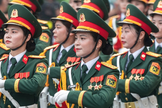 Ngắm những 'bông hồng thép' trong lễ Tổng duyệt diễu binh ở Điện Biên