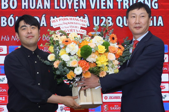 HLV tuyển Việt Nam Kim Sang Sik nhậm chức, ông Park Hang Seo gửi hoa chúc mừng