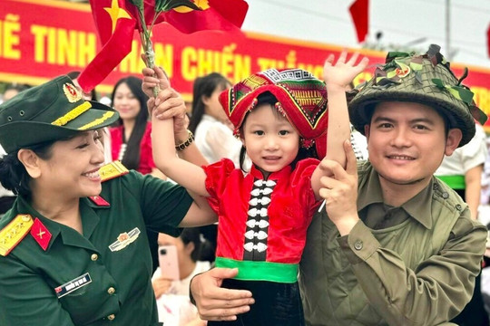 Em bé được chọn làm 'bé gái tượng đài' ở Điện Biên Phủ bất ngờ nổi tiếng