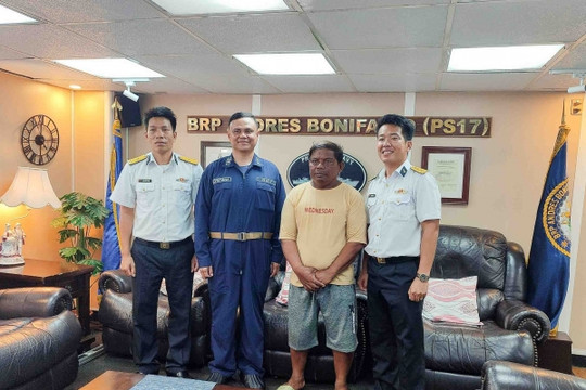 Bộ tư lệnh Vùng 4 Hải quân tiếp nhận ngư dân Philippines gặp nạn tại Trường Sa