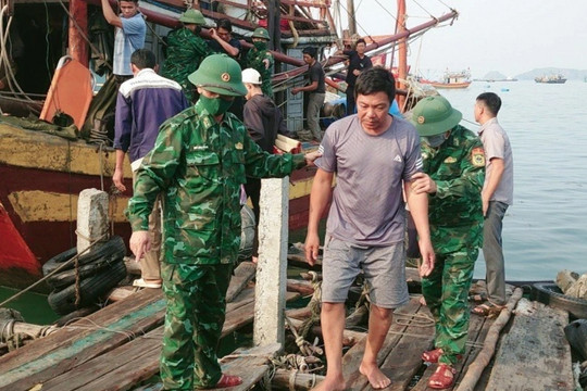 Vụ 11 ngư dân mất tích ở Quảng Bình: 1 người được cứu sau 3 ngày trên biển