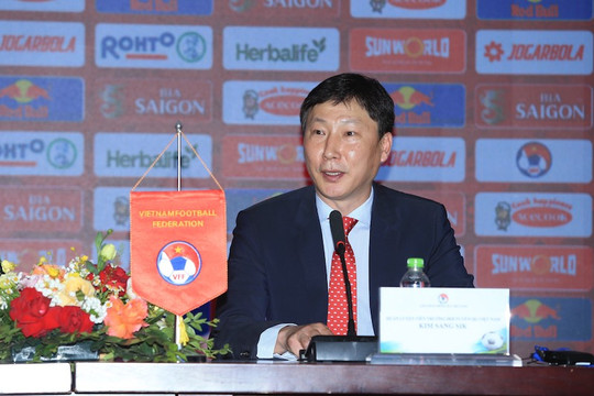 Huấn luyện viên Kim Sang-sik đánh giá về Công Phượng, Văn Toàn