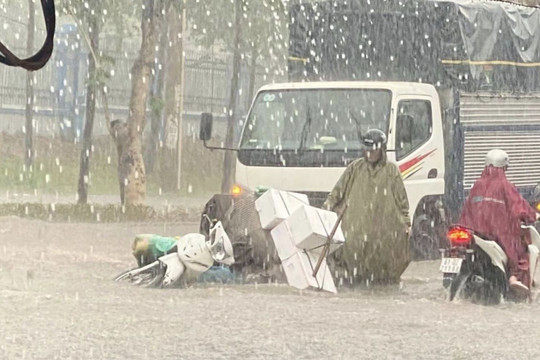 Mưa lớn đầu mùa ở Đồng Nai, nhiều người đi đường ngã nhào trong nước ngập