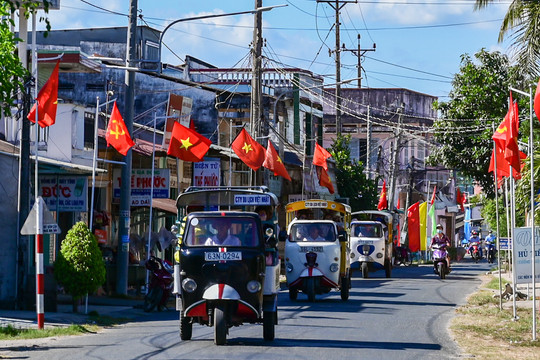 Ngồi 'tuk tuk phiên bản Việt', dạo chơi vùng đất thanh bình ven sông Mekong