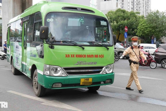 Nhiều tài xế buýt Hà Nội ngỡ ngàng khi bị CSGT xử phạt