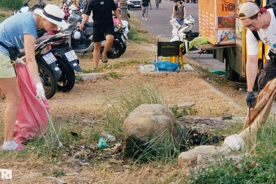 Khách tây nhặt rác ở Đà Nẵng: "Tôi không hiểu sao lại vứt rác ra đường?"