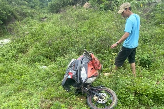 German man died, wife injured after motorbike fell over cliff