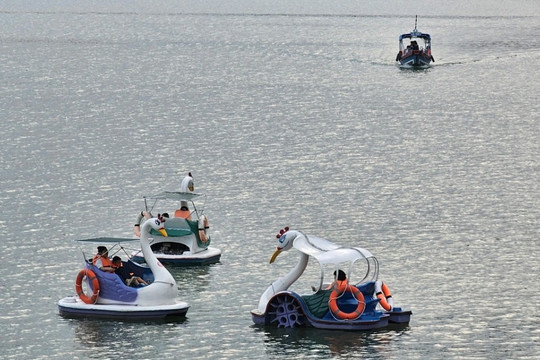 Các dịch vụ trên mặt nước vẫn diễn ra ở hồ Tuyền Lâm Đà Lạt sau lệnh cấm