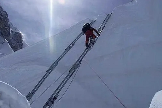Đường lên đỉnh Everest ngày càng nguy hiểm do biến đổi khí hậu