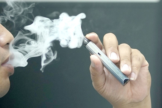 Experts consider how to tackle the problem of e-cigarettes