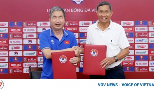 Mai Duc Chung continues role as coach of national women’s football team