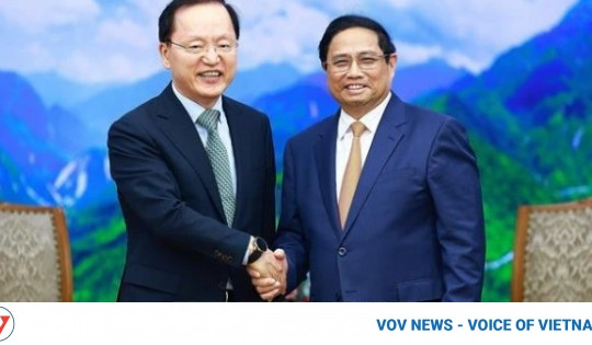 PM suggests Samsung see Vietnam as strategic manufacturing, export base