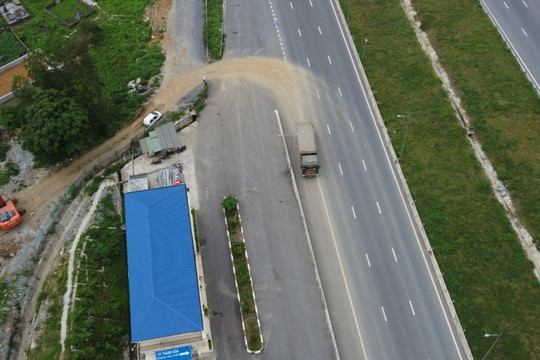 Xe tải chở đất 'xé rào' đi vào cao tốc Mai Sơn - Quốc lộ 45