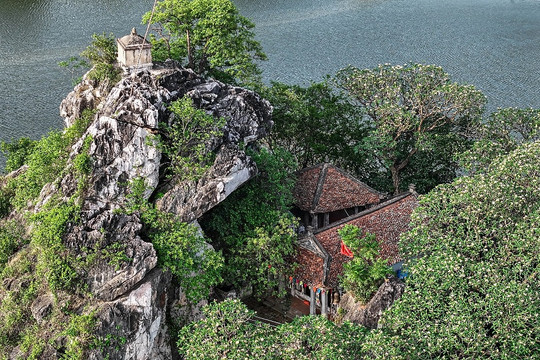 Ngôi chùa cổ nằm chênh vênh trên đỉnh núi suốt 6 thế kỷ ở Hà Nội