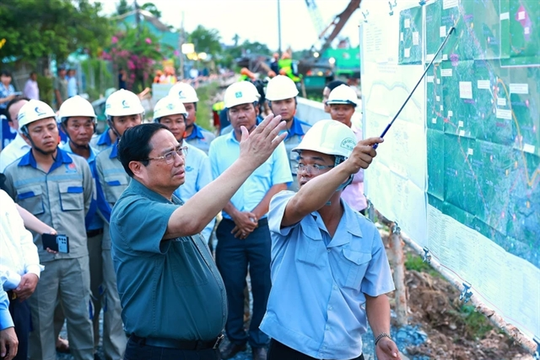 PM inspects transport infrastructure, climate change response projects in Cần Thơ