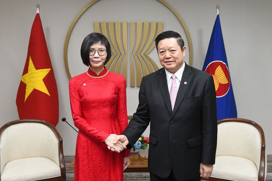 Đại sứ, Trưởng Phái đoàn đại diện thường trực Việt Nam tại ASEAN trình Thư ủy nhiệm lên Tổng thư ký ASEAN