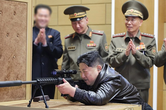 Ông Kim Jong-un bắn súng trong chuyến thăm nhà máy vũ khí