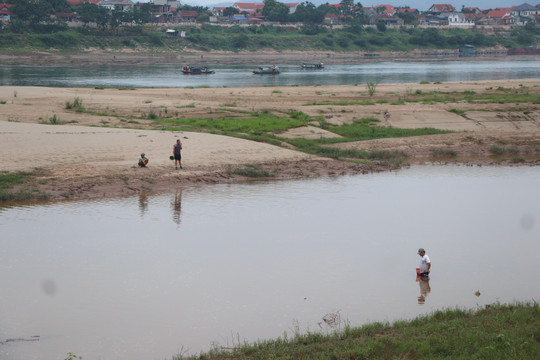 Sông Đà trơ đáy, người dân đi bộ, bắt cá giữa lòng sông
