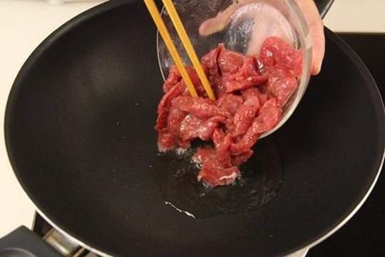 Xào thịt bò chớ để dầu sôi mới đổ vào: Làm một bước ngay từ công đoạn ướp, đảm bảo thịt ngon, không dai