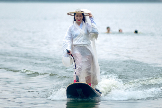 Ván phản lực 'giá bằng chiếc ôtô' lướt sóng điệu nghệ trên mặt nước Hồ Tây