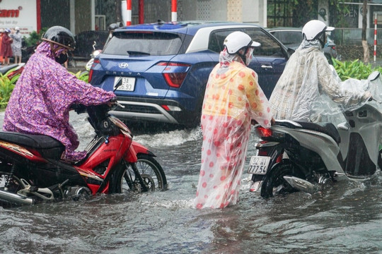 Đà Nẵng mưa xối xả, đường phố lênh láng nước, xe chết máy hàng loạt