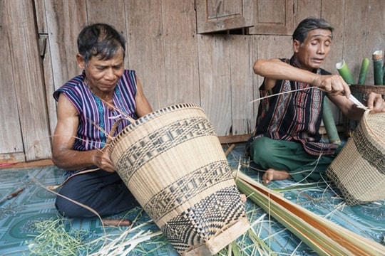 Basket, brocade weaving of S’tiêng people recognised as National Intangible Cultural Heritage