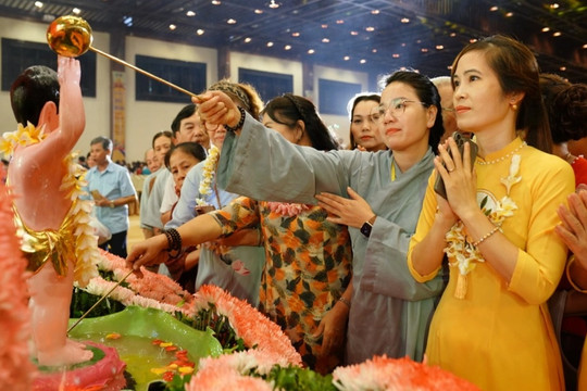 Nghi thức tắm Phật trong đại lễ Phật đản ở ngôi chùa lớn nhất Việt Nam