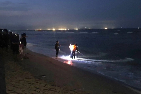 6 học sinh đuối nước trên biển, 5 em được cứu, 1 nạn nhân mất tích