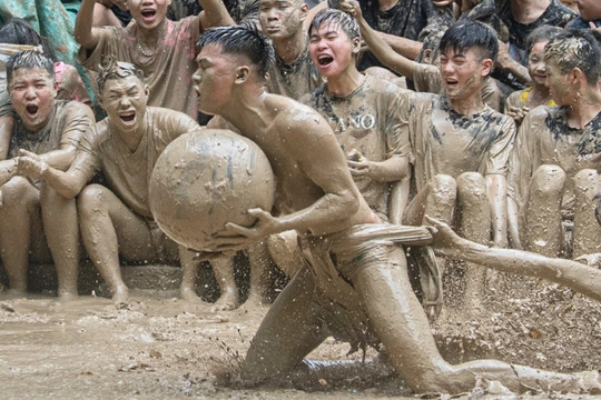 Hàng nghìn người lấm lem bùn đất hào hứng cổ vũ hội vật cầu ở Bắc Giang