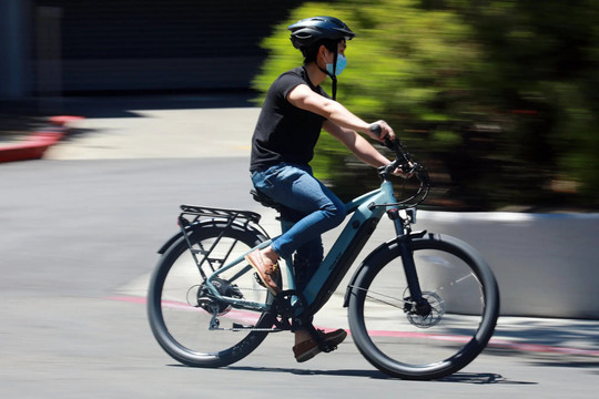 Một năm đi xe đạp điện: 'Tiết kiệm chi phí và cải thiện cuộc sống'