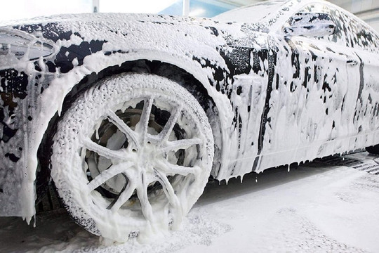 Có nên dùng bột giặt, nước rửa chén để rửa ô tô?