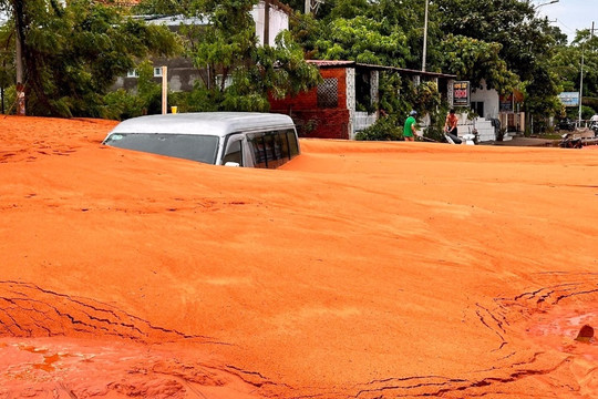 Lũ cát đỏ vùi lấp ô tô, nhà dân ở Mũi Né