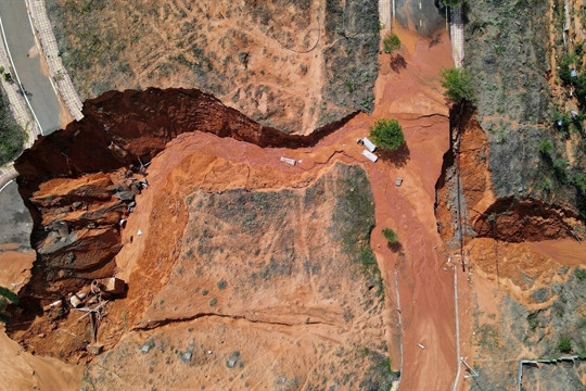 Rains cause red sand ‘flood’ in Bình Thuận, vehicles buried