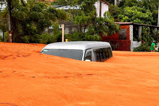 Lũ cát ập xuống đường đi Mũi Né, nhiều nhà dân, xe cộ bị vùi lấp
