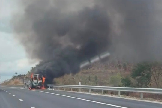 Ô tô 16 chỗ cháy ngùn ngụt trên cao tốc Phan Thiết - Dầu Giây