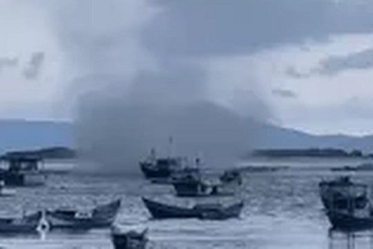 Vòi rồng cao hàng trăm mét đánh chìm nhiều tàu, ghe ở Khánh Hòa