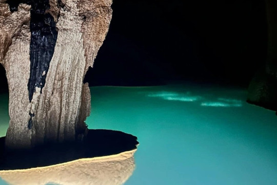 Phát hiện mới về hồ nước bí ẩn 'treo lơ lửng' trong hang động ở Quảng Bình