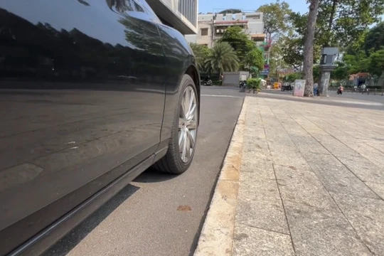 Cách chuẩn đỗ bánh xe sát lề đường