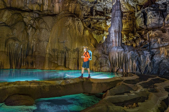 Vẻ đẹp siêu thực trong hang động có hồ nước bí ẩn 'treo' lơ lửng