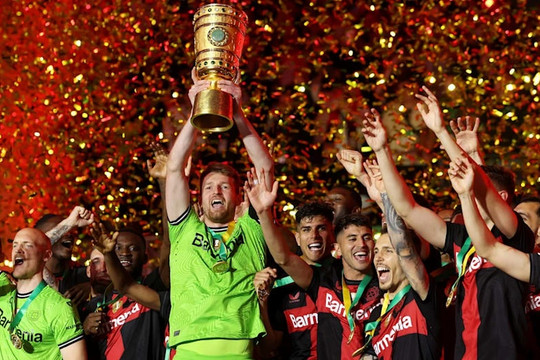 Chơi với 10 người, Bayer Leverkusen vẫn vô địch Cúp quốc gia Đức