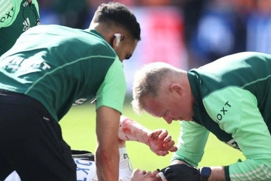 Cựu sao Man Utd gặp chấn thương kinh hoàng ở trận đấu đắt giá nhất thế giới