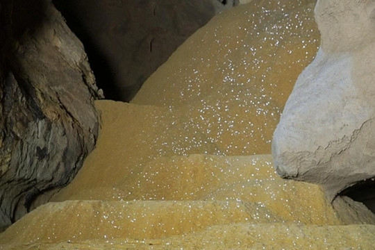 'Dòng sông cát' trong hang động mới phát hiện ở Quảng Trị