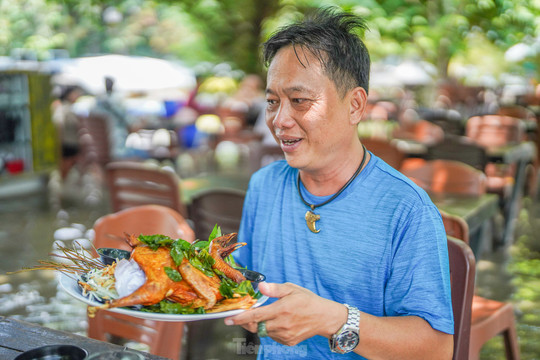 HCM City flooded restaurant